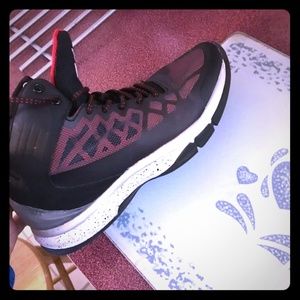 Rise men's basketball shoes in EUC.